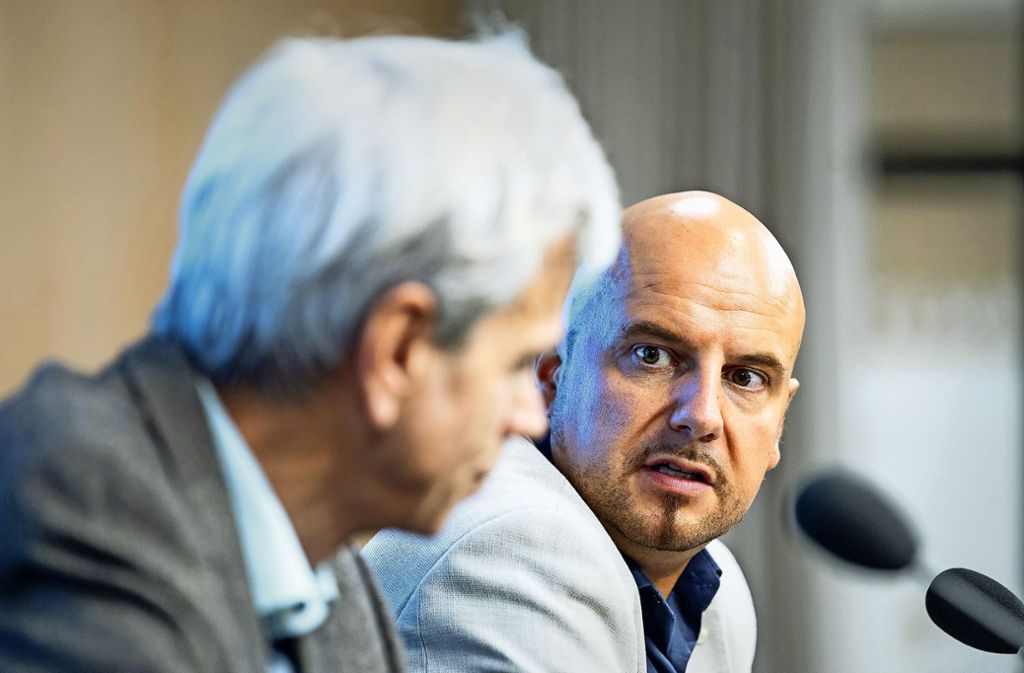 Stefan Räpple und sein Mitstreiter Wolfgang Gedeon (beide AfD) bei einer gemeinsamen Pressekonferenz im Januar Foto: dpa