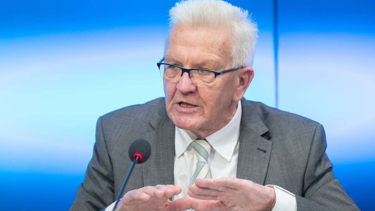  Der baden-württembergische Ministerpräsident Winfried Kretschmann hat sich irritiert gezeigt, weil es sich um ein sogenanntes Kamingespräch gehandelt habe. Was er genau damit meint. 