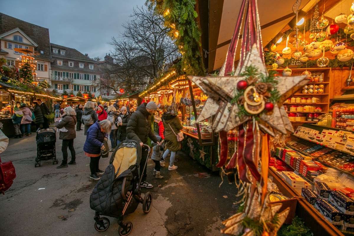 An den Ständen auf dem Esslinger Weihnachtsmarkt kann gestöbert werden.
