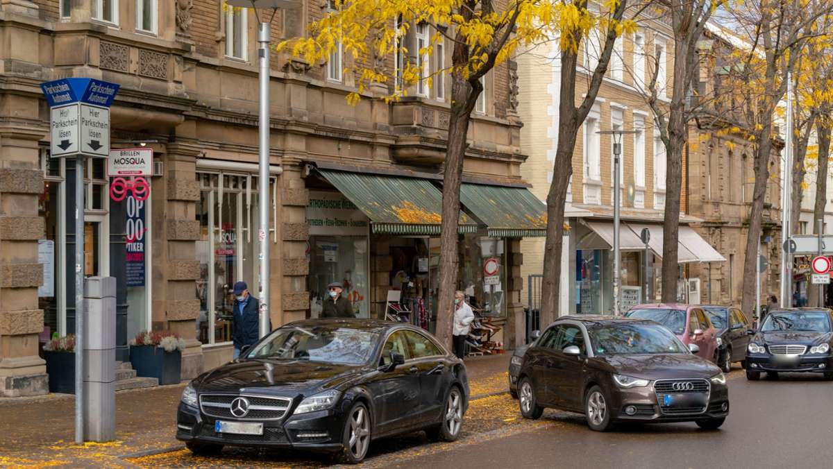  In Ludwigsburg wird wieder über Autos gestritten – und diesmal noch heftiger und lauter als sonst. Angefacht hat den Konflikt ein Optiker, der mit umstrittenen Mitteln für die Rettung von Parkplätzen in der Myliusstraße kämpft. Hat der Mann recht? 