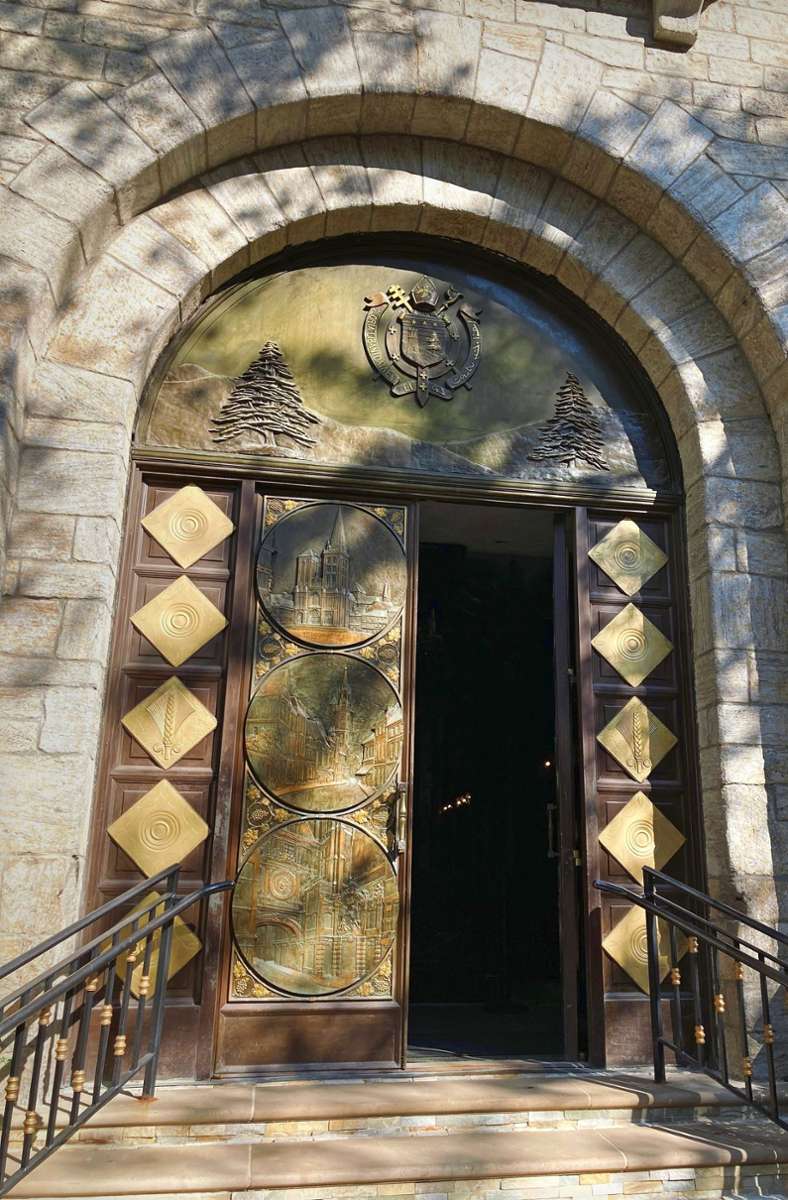 Die großen Bronzetüren der maronitischen Kirche „Our Lady of Lebanon“ zeigen Motive französischer Kathedralen.