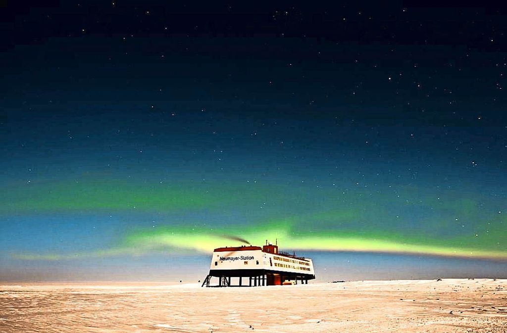 Faszinierende Lichter der Nacht: Über der deutschen Forschungsstation geht im antarktischen Winter von Mitte Mai an monatelang die Sonne nicht mehr auf.