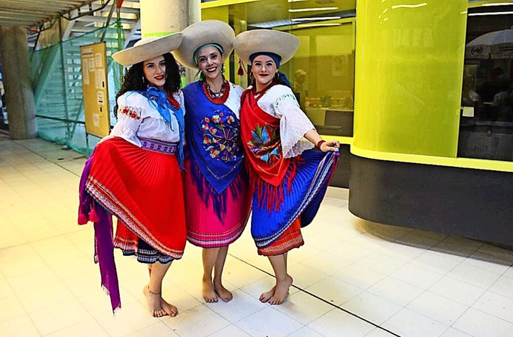 Die drei Frauen tanzen in einer ecuadorianischen Folkloregruppe.
