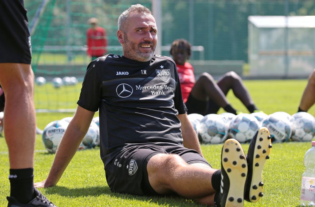 Kurze Verschnaufpause: VfB-Trainer Tim Walter sitzt gut gelaunt am Boden.