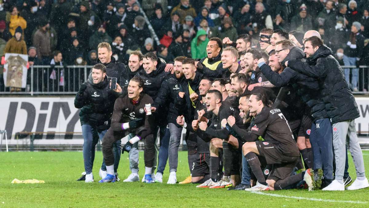  Der einstige Weltpokalsiegerbesieger FC St. Pauli peilt den Aufstieg in die erste Liga an – und will nun mit seinem speziellen Stil im DFB-Pokal Borussia Dortmund ärgern. 