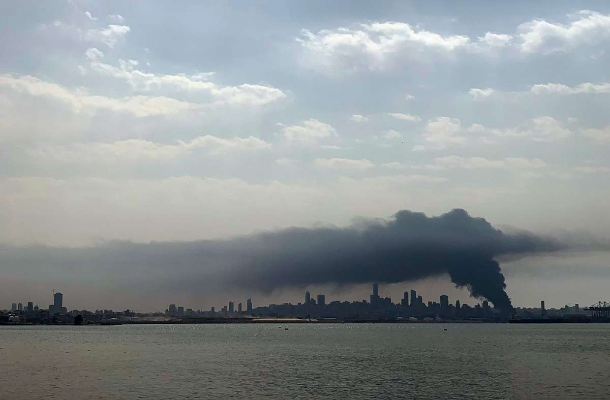 Die Rauchwolke des Brands am Hafen war gigantisch.