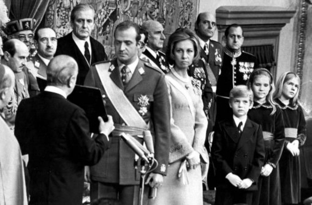 In der Thronfolge bleibt die spanische Monarchie jedoch konservativ: Juan Carlos und Sofías jüngster Sohn Felipe (rechts vorne) wird seinen älteren Schwestern, den Prinzessinnen Elena und Cristina, als Thronfolger vorgezogen.