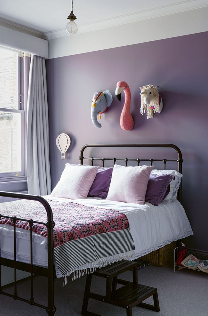 Lawendelfarbenes Kinderzimmer, passend zu Flamingo und Co. über dem Bett.