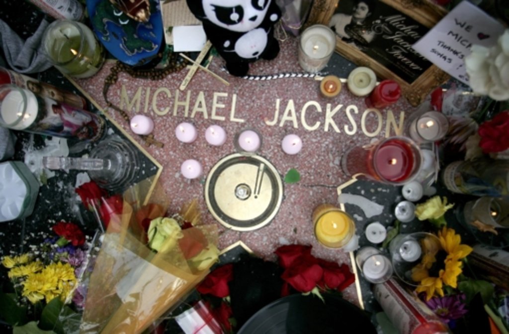 Am 25. Juni 2009 ging seine schockierende Todesnachricht um die Welt. Auch fünf Jahre später läuft die Maschinerie um Michael Jackson, den einstigen "King of Pop", auf Hochtouren. Auch auf dem Walk of Fame in Hollywood (Foto) werden tausende Fans Blumen niederlegen.