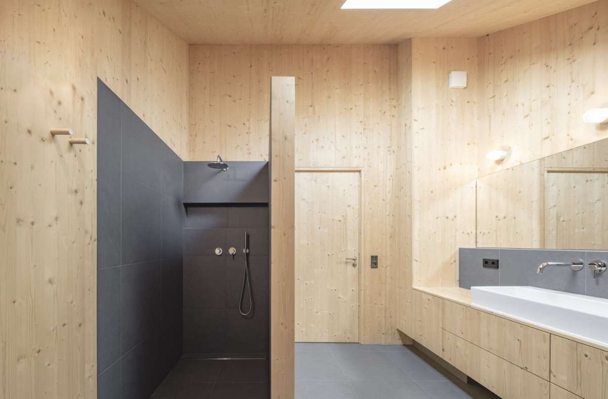 Badezimmer mit viel Holz und Liebe zum architektonischen Detail – zagenlosen Türen zum Beispiel.