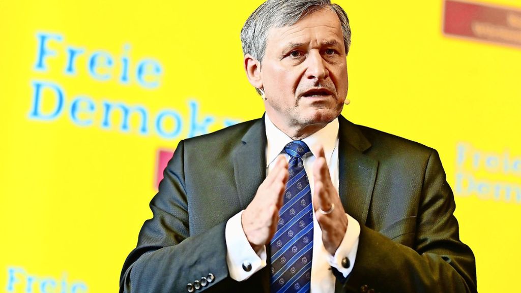  Am Tag nach der Wahl eines FDP-Ministerpräsidenten mit Stimmen der AfD bleibt die politische Lage unruhig. Diese Reaktionen gab es aus der Landespolitik in Baden-Württemberg. 