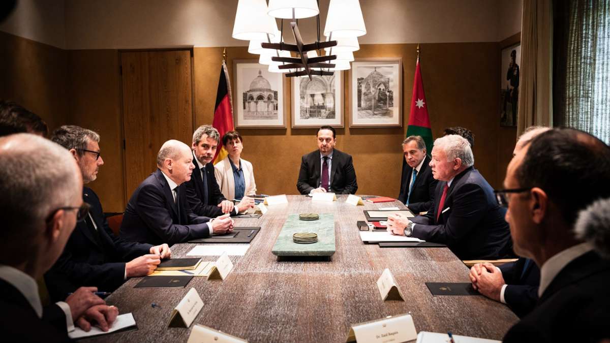 Der jordanische König König Abdullah II. (M.r.) empfängt Bundeskanzler Olaf Scholz in Akaba.
