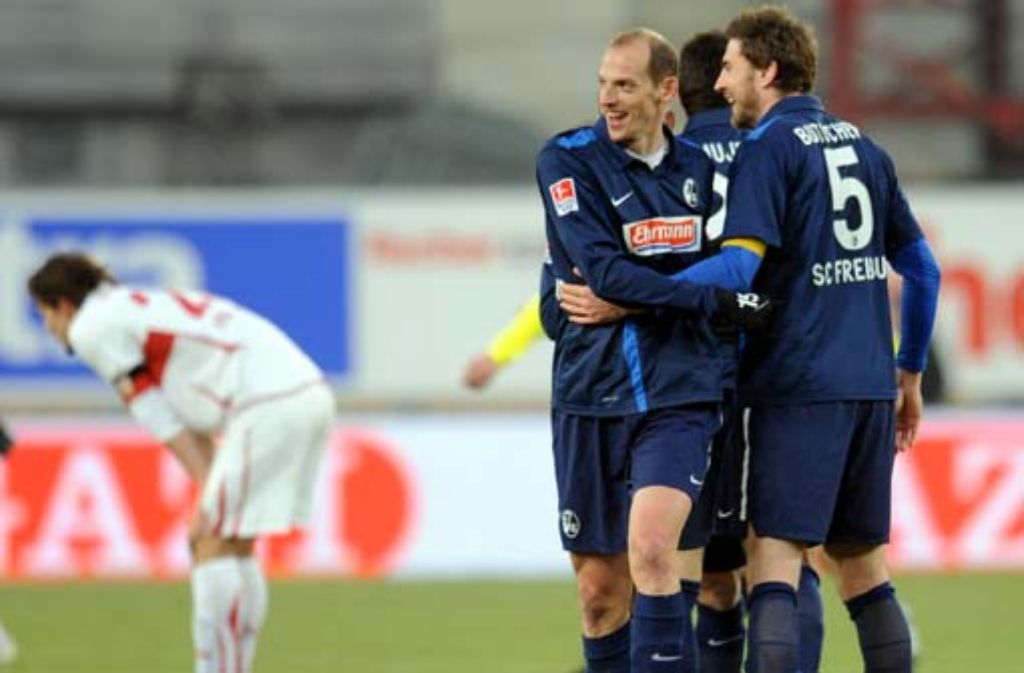 Im Januar 2011 folgt gleich die nächste Niederlage für die Stuttgarter. Der VfB verliert zu Hause mit 0:1 gegen die Breisgauer. Die Freiburger Spieler Oliver Barth (zweiter von rechts) und Heiko Butscher (rechts) freuen sich über den Sieg.