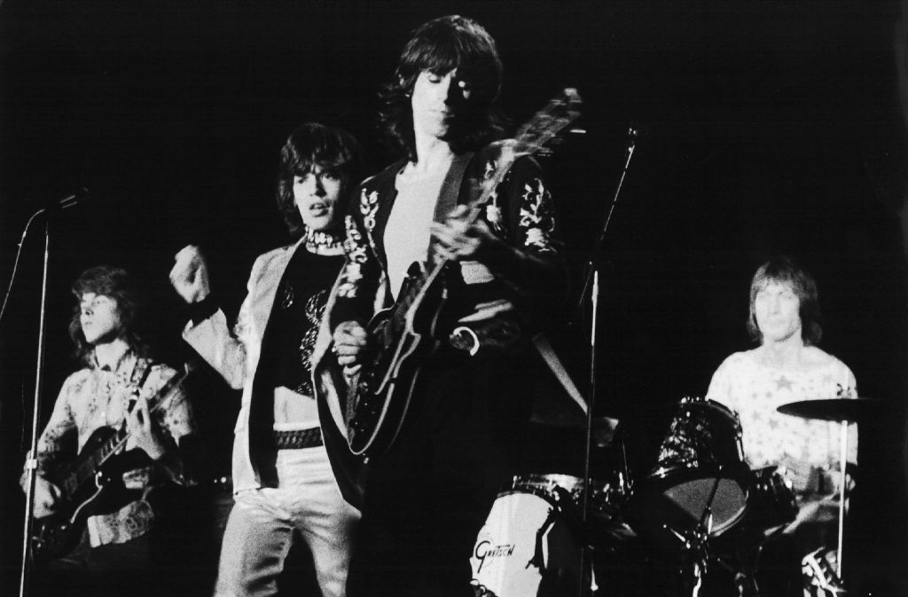 Der Sänger Mick Jagger und der Gitarrist Keith Richards gingen schon gemeinsam in den Kindergarten. Als sie sich einige Jahre später wieder trafen, entdeckten sie ihre gemeinsame Leidenschaft: Rock’n’Roll- und Bluesmusik.