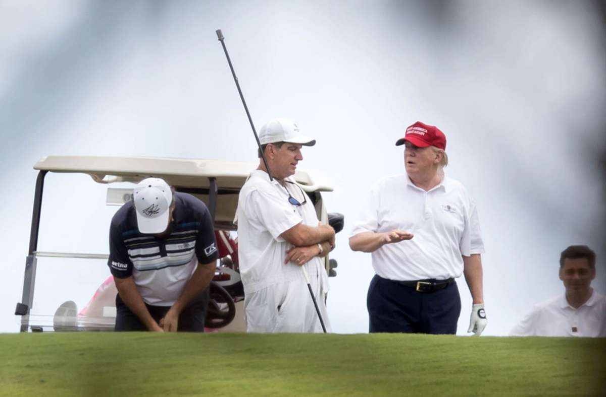 Golf gehört zu den Hobbys des US-Präsidenten. An einem Wochenende im April 2017 steht der Präsident in Mar-a-Lago in West Palm Beach in Florida auf dem Golfplatz.