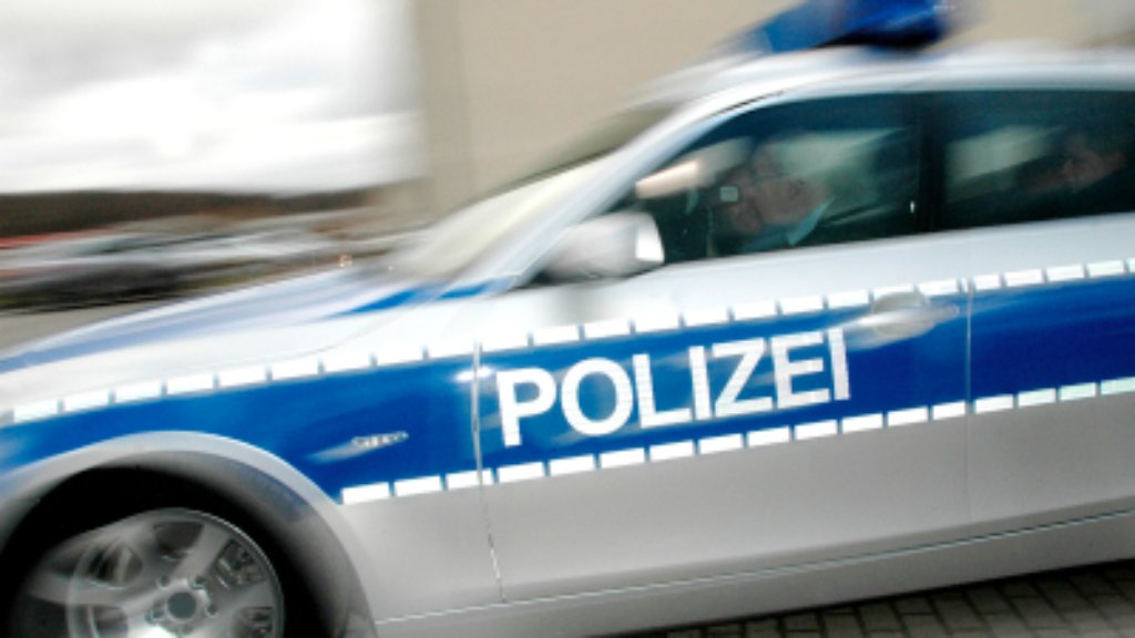  Ein 23-Jähriger liefert sich mit der Polizei eine wilde Verfolgungsjagd durch Göppingen. Letzten Endes rammt der Raser den Streifenwagen und wird festgenommen - weitere Meldungen der Polizei aus der Region Stuttgart. 
