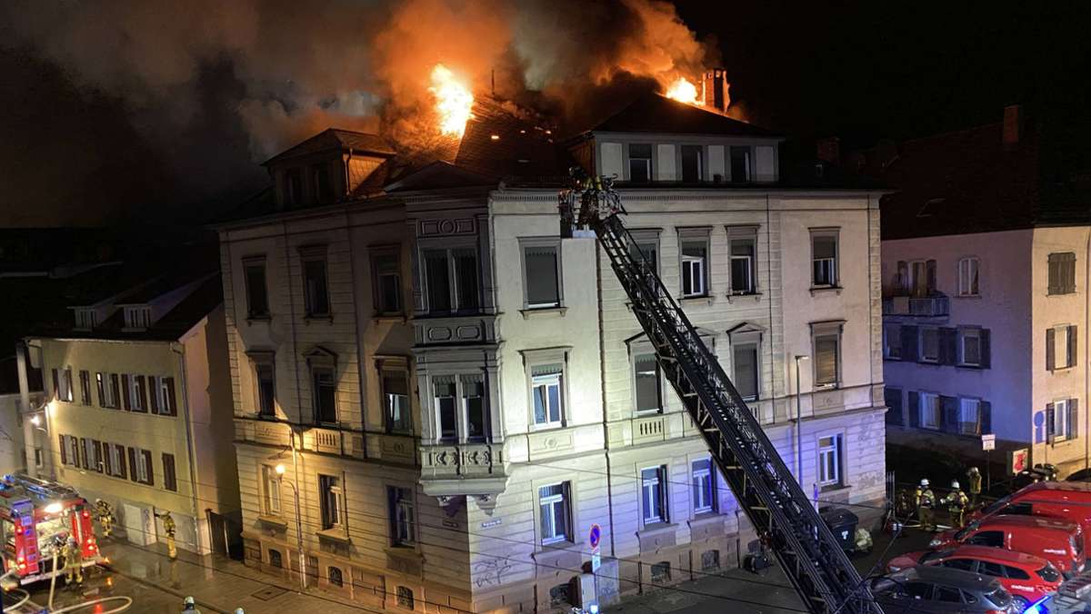  In der Esslinger Altstadt steht in der Nacht zu Freitag eine Flüchtlingsunterkunft in Flammen. Die Bewohner müssen das Gebäude verlassen, das nunmehr unbewohnbar ist. 