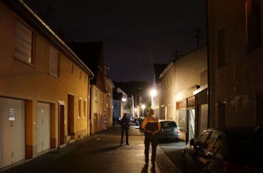 Am späten Samstagabend sind in der Kircheimer Schwabstraße Schüsse gefallen. Ein 25-Jähriger wurde verletzt.