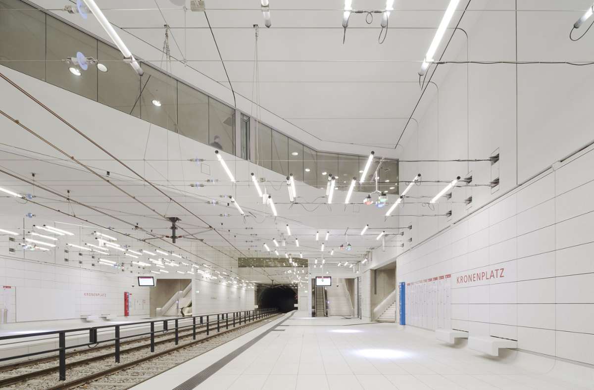 Architektur und Lichtdesign entfalten eine kontemplative Wirkung und bilden einen wohltuenden Kontrast zum oberirdischen Reizüberfluss: U-Bahnstation Kronenplatz