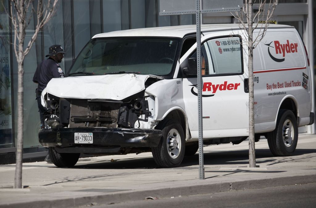 In Toronto ist ein Lieferwagen auf einen Gehweg in eine Personengruppe gerast