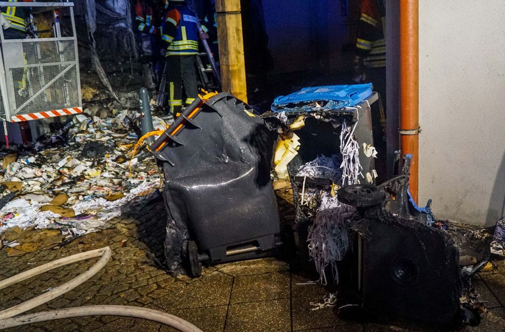 Gleich in mehreren Straßen setzte ein Unbekannter Mülltonnen in Brand und verursachte so einen Schaden von 100.000 Euro.