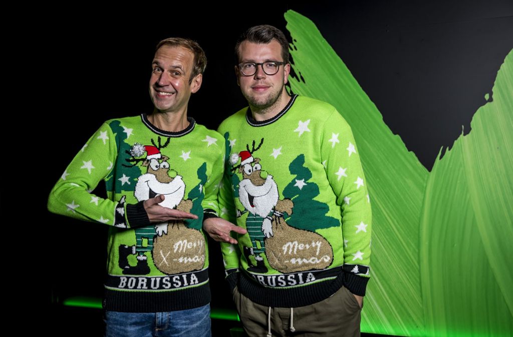 Stadionsprecher Torsten Knippertz (links) sowie Fohlen-Radio-Kommentator Christian Straßburger können das „X-Mas“-Sweatshirt jedenfalls tragen.