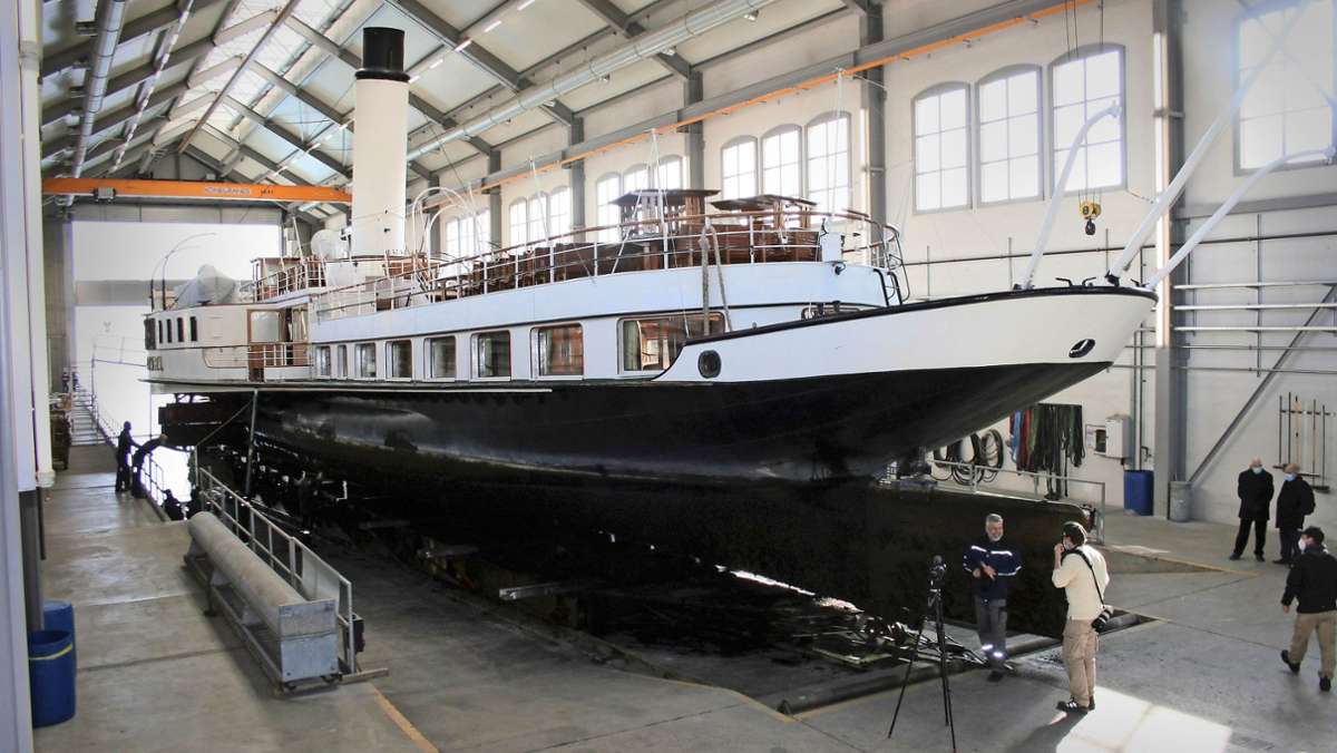  Der mehr als 100 Jahre alte Schaufelraddampfer wird in Romanshorn generalsaniert. Bereits in vier Wochen soll das beliebte Ausflugsschiff wieder zu Wasser gelassen werden. 