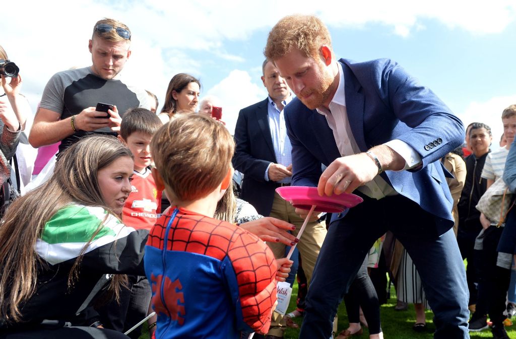 Dabei zeigte unter anderem Prinz Harry, dass er zu Kindern einen guten Draht hat.