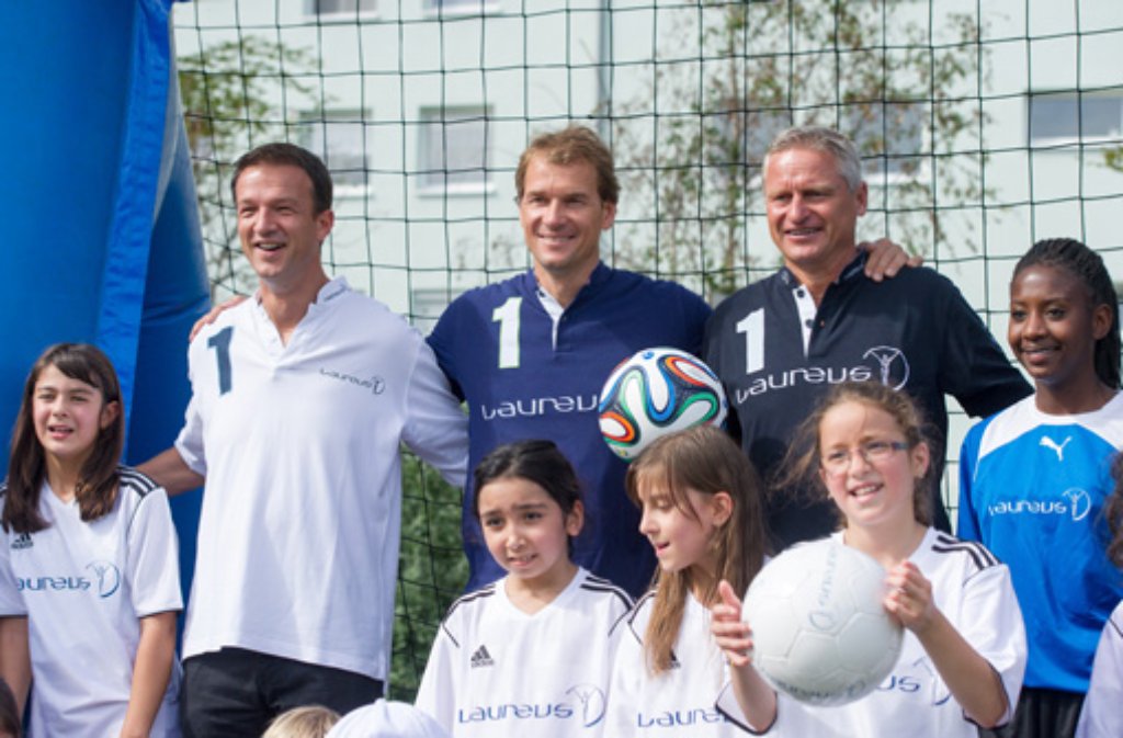 Und nun geistert der Name Jens Lehmann (Mitte) durch sämtlich Gazetten, wenn es um die Nachfolge von Fredi Bobic (links) als VfB-Teammanager geht. Ob an den Gerüchten etwas dran ist, wird sich zeigen.