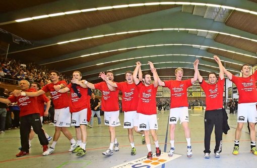Bundesliga, wir kommen! Bietigheims Handballer feiern den  Aufstieg. Foto: Baumann