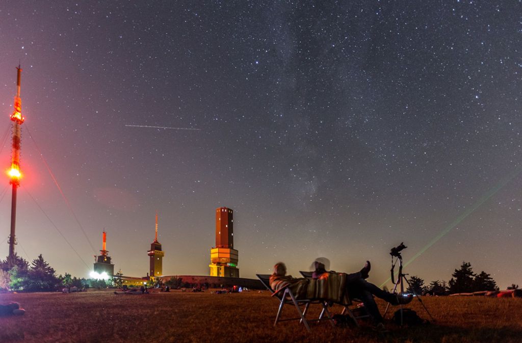 Zahlreiche Besucher beobachten in der Nacht auf dem Großen Feldberg im Taunus die Sternschnuppennacht.