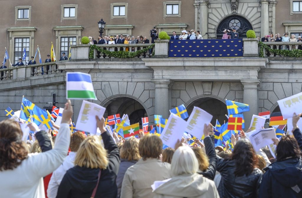 Freudig begrüßte die Schweden ihren König zu dessen Geburtstag.