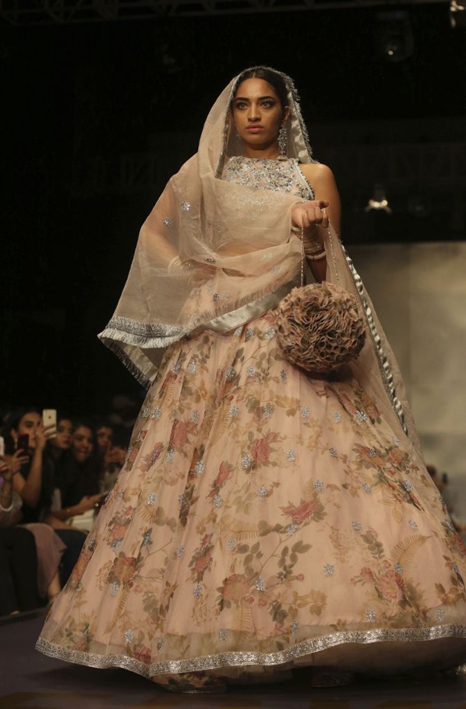 Den Anfang des ersten Tages machte die pakistanische Modemarke Alkaram, die hochwertige Luxusmode für vergleichsweise niedrige Preise anbietet.