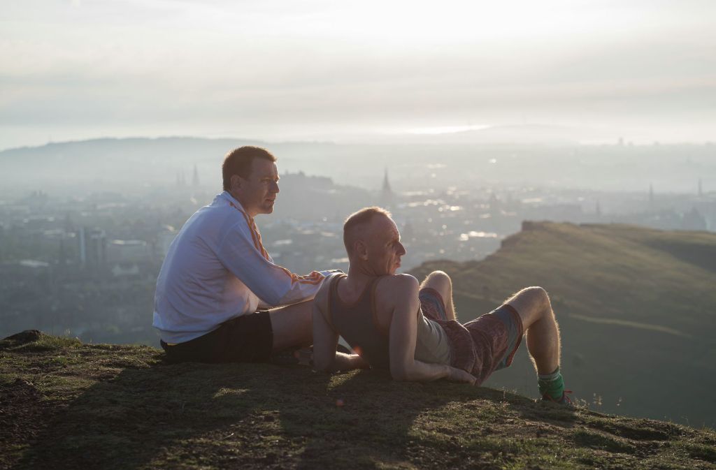 Renton (Ewan McGregor, li.) und Spud (Ewen Bremner) blicken über Edinburgh. Das sieht fast idyllisch aus, ....