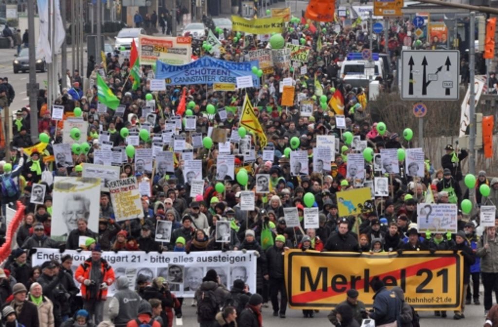 Mehrere tausend Menschen demonstrieren am 23. Februar 2013 gegen das Milliardenprojekt Stuttgart 21. Ihre Losung: Merkel 21.