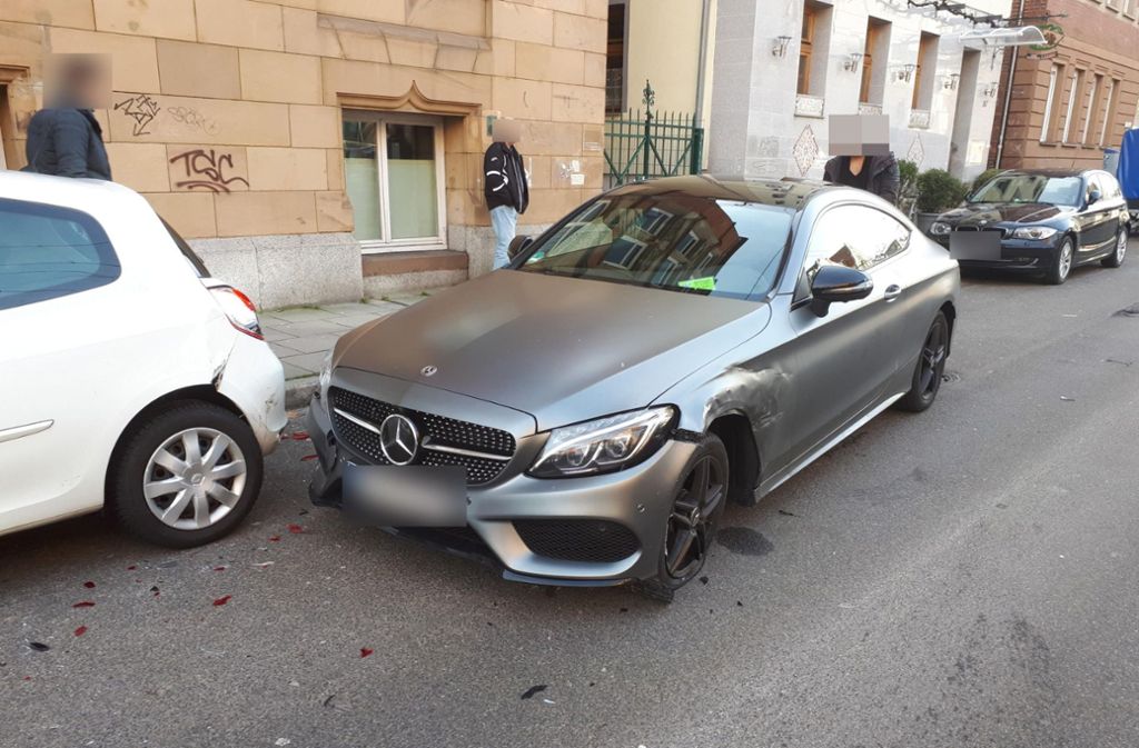 In der Böblinger Straße im Stuttgarter Süden ist am Mittwochnachmittag gegen 14.30 Uhr ein Porsche mit einem Mercedes CLK kollidiert.