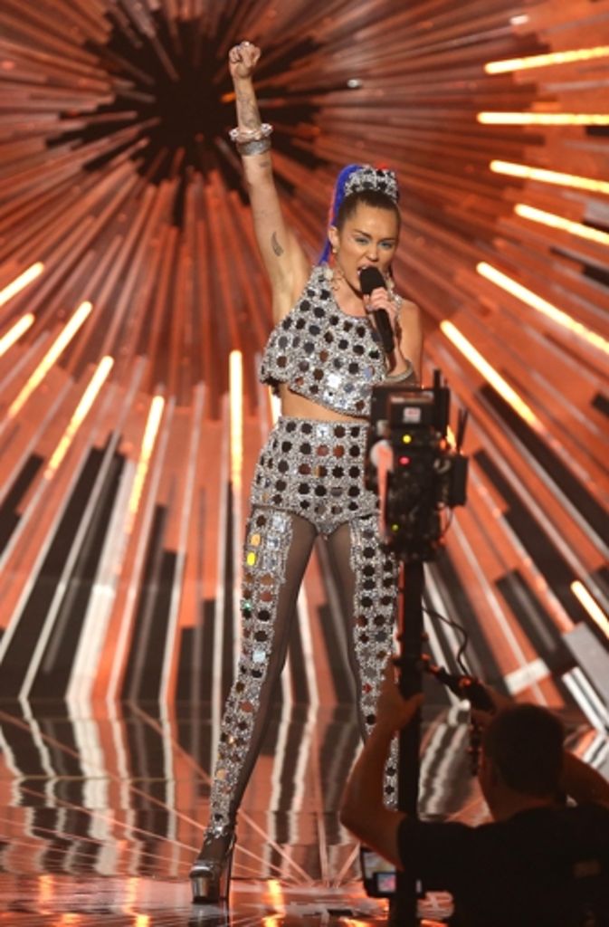 Zwischenzeitlich war Miley Cyrus in ein Diskokugel-Outfit geschlüpft.
