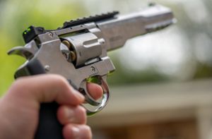 Autofahrer mit Schusswaffe bedroht – Polizei sucht Zeugen