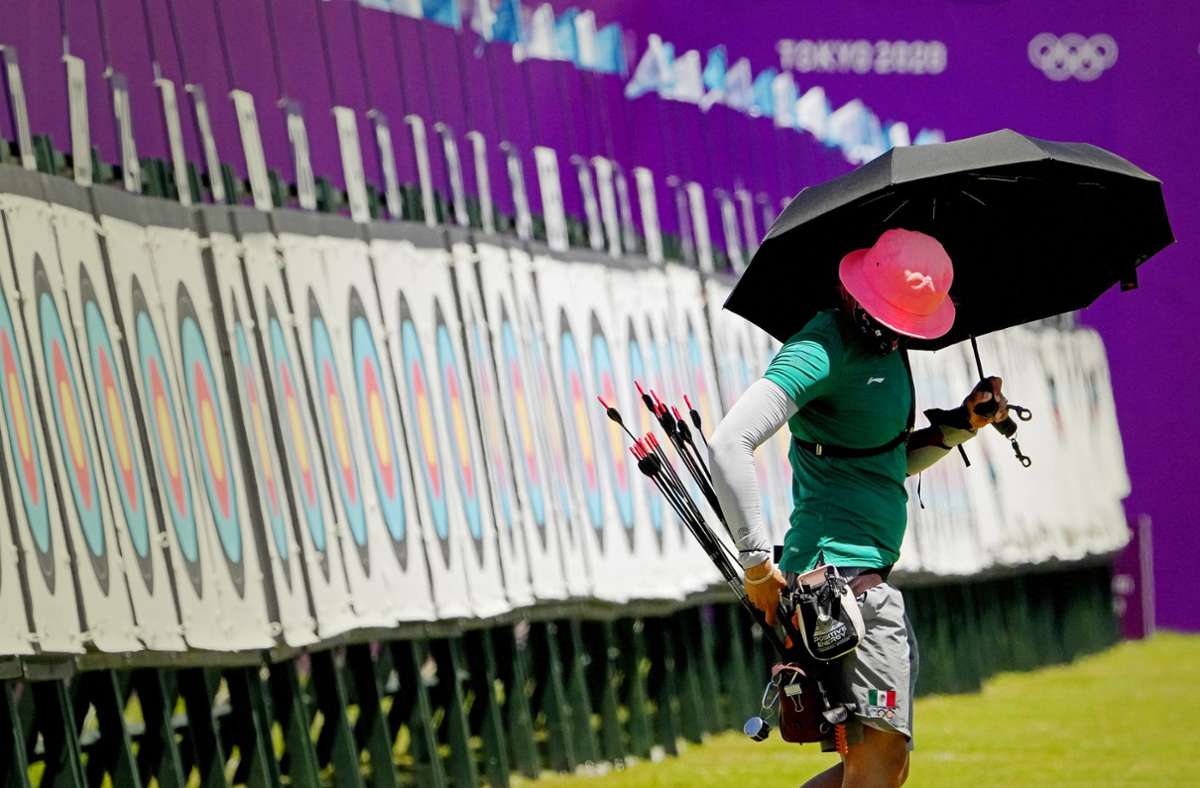 Erst der Schatten, dann der Schuss: Beim Training im Yumenoshima Park Archery Field schützt sich Bogenschützin Aida Roman aus Mexiko mit einem Schirm vor der Sonne.