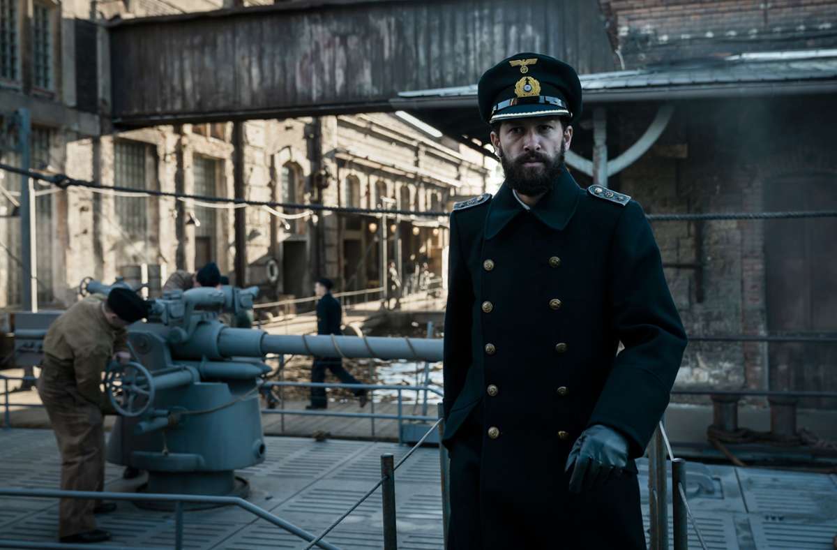 Mehr spannenden Stoff für U-Boot-Fans soll die dritte Staffel der Sky-Serie „Das Boot“ bieten, hier eine Szene aus dem Kieler Dock: Oberstleutnant zur See Ehrenberg (Franz Dinda) geht an Bord.