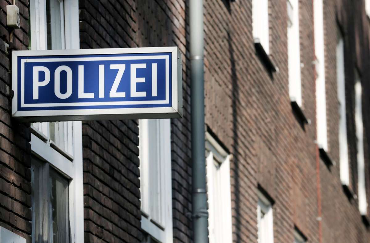 Mehrere Frauen meldeten Fälle von Exhibitionismus am Dienstag in Stammheim. Die Polizei sucht nach Zeugen. (Symbolbild) Foto: dpa/Roland Weihrauch