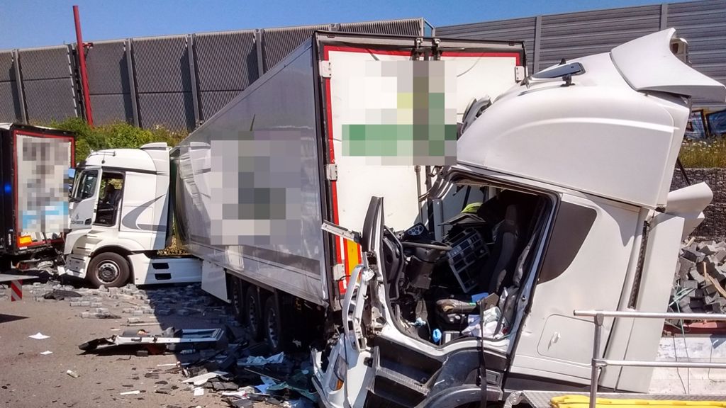 Unfall auf der A8: Lastwagenfahrer übersieht Stauende