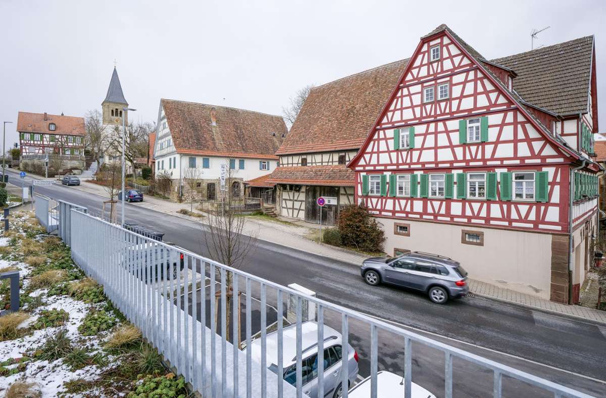 Der kleinste Leonberger Teilort ist noch immer stark dörflich geprägt. Ein Sinnbild dafür ist das Bauernhausmuseum in der Ortsmitte.