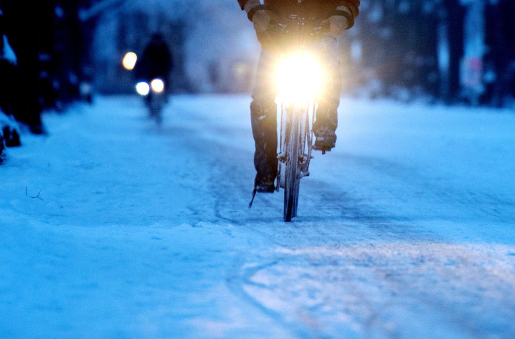 Vor allem am frühen Morgen sollten Radfahrer auf Glätte vorbereitet sein. (Symbolbild) Foto: dpa/Julian Stratenschulte
