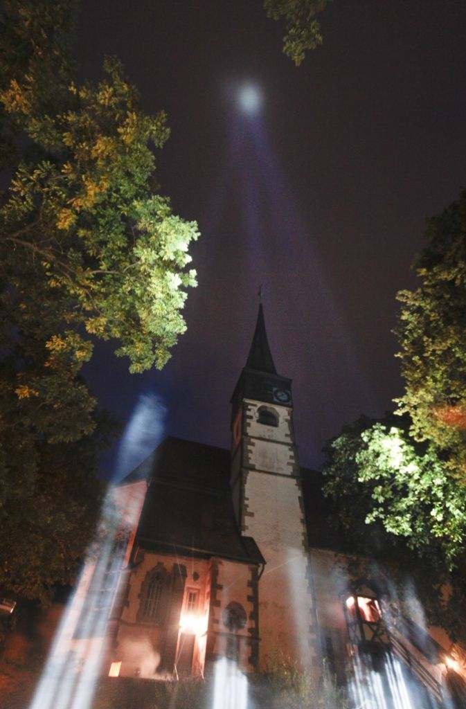 Die Lichtstrahlen vor der Kirche treffen sich im Himmel . . .