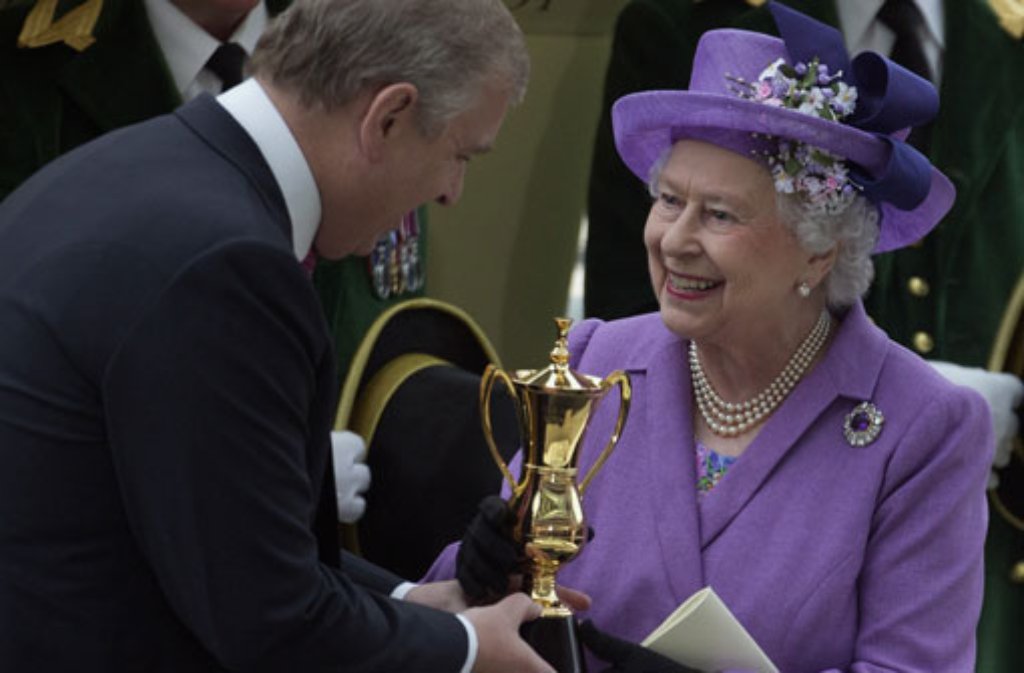 Die Queen ist sichtlich erfreut über den Preis, den ihre Stute Estimate einholte.