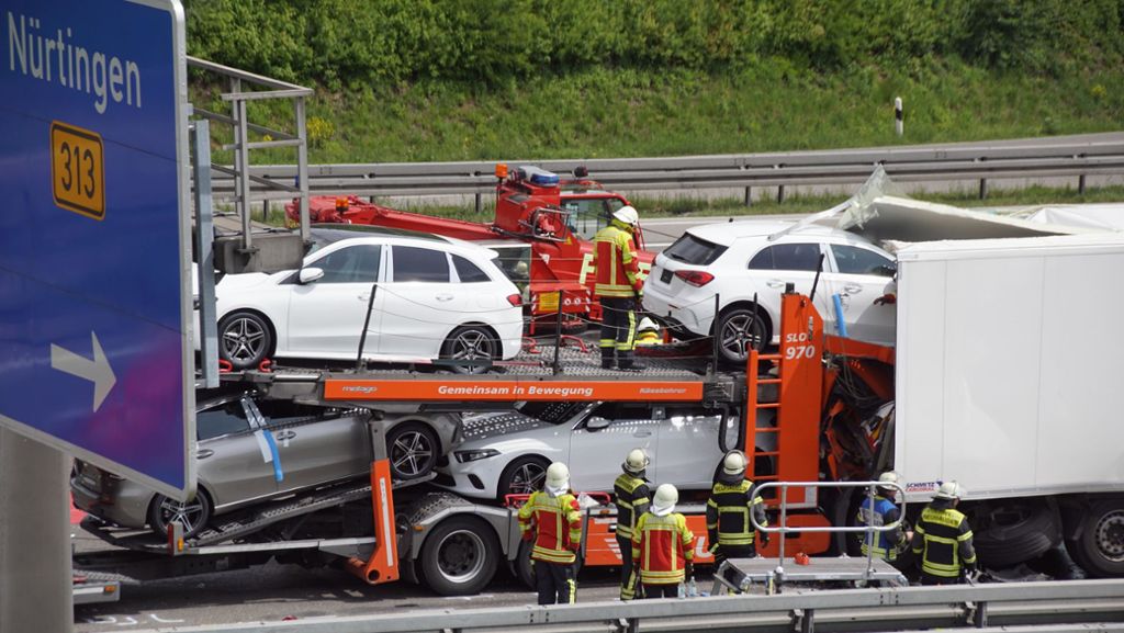 Unfall auf der A8: Vier Lkw krachen ineinander – Fahrer lebensgefährlich verletzt