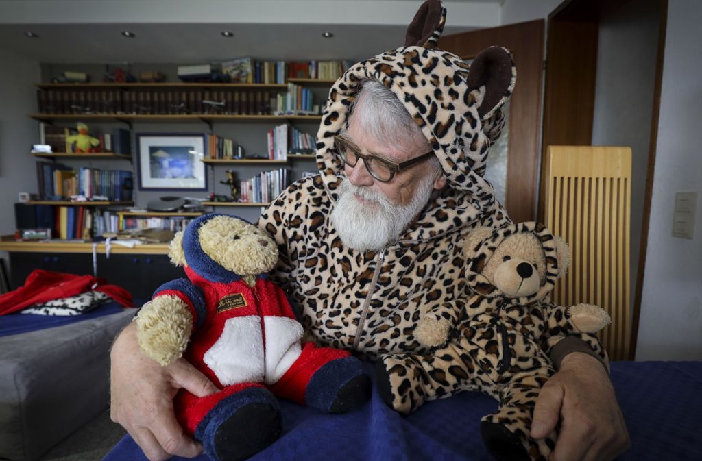 Über 50 Onesies hat Torsten Dümke in seinem Schrank – für seine zwei Teddybären hat er die dazu passenden Strampelanzüge selbst genäht.