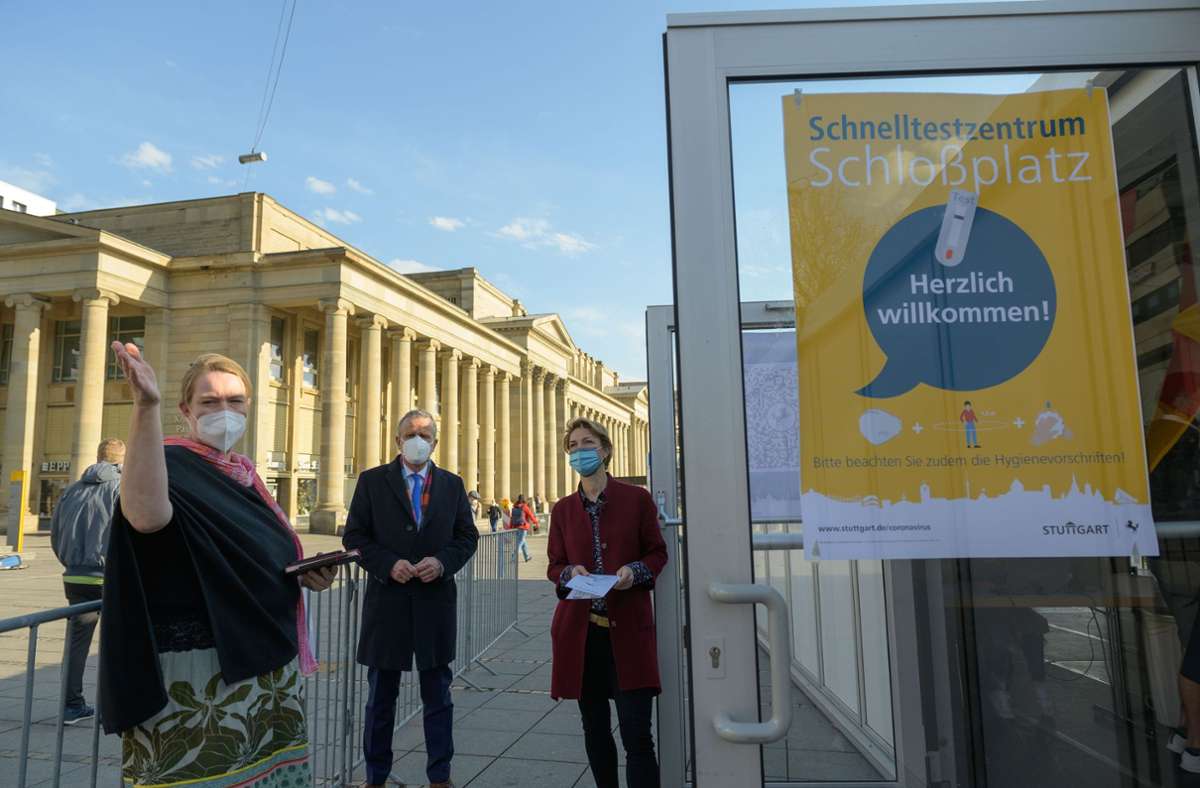 OB Frank Nopper und Sozialbürgermeisterin Alexandra Sußmann (rechts) besuchen das neu eröffnete Testzelt am Schlossplatz.