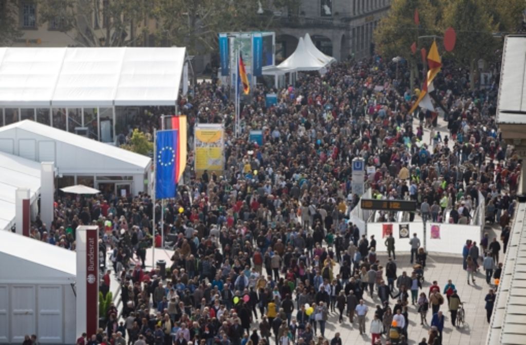 Die Einheitsfeier in Stuttgart zieht im Oktober 2013 viele Menschen in die Stadt.